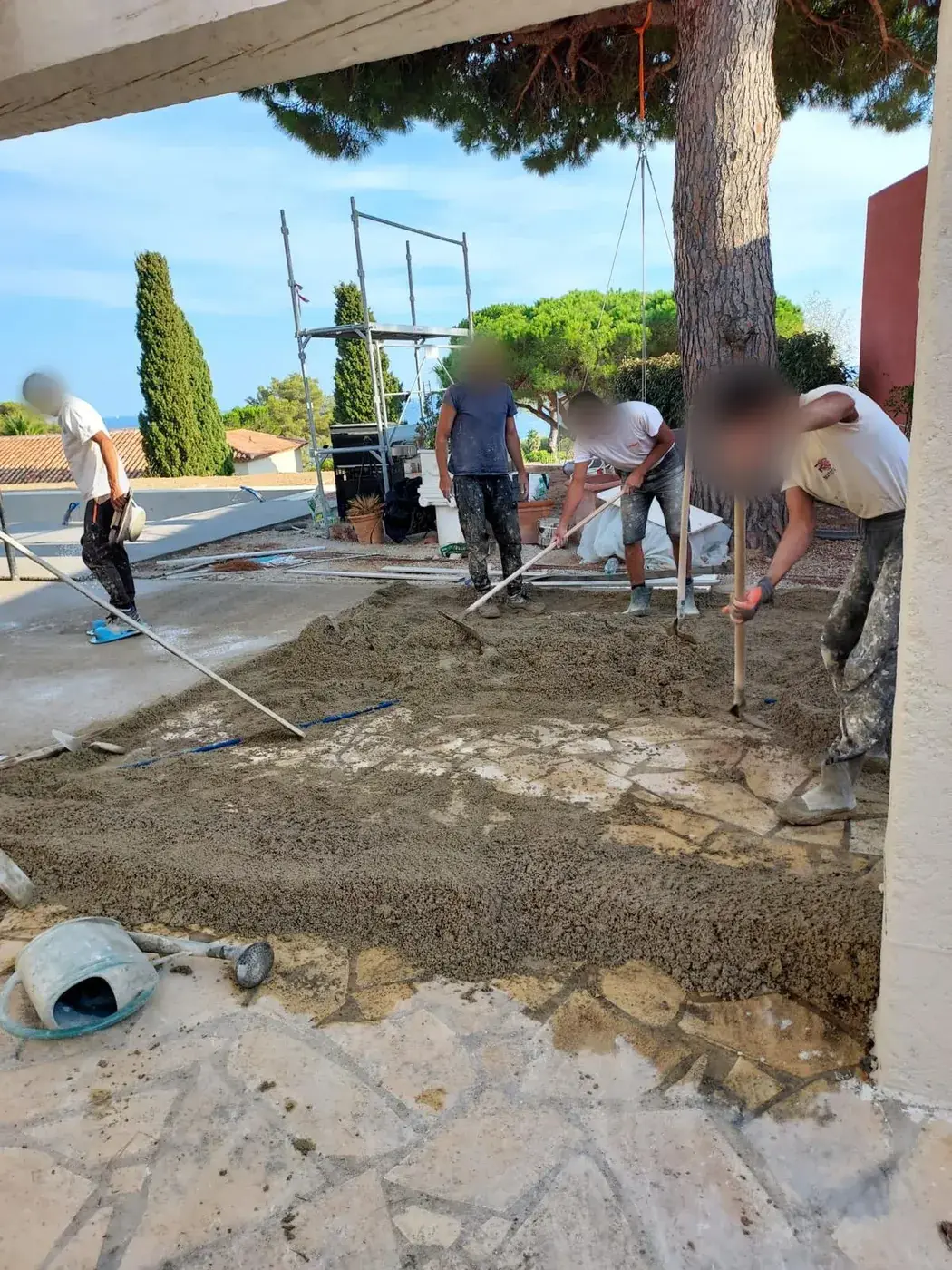 L'équipe tire la chape sur l'ancien dallage
