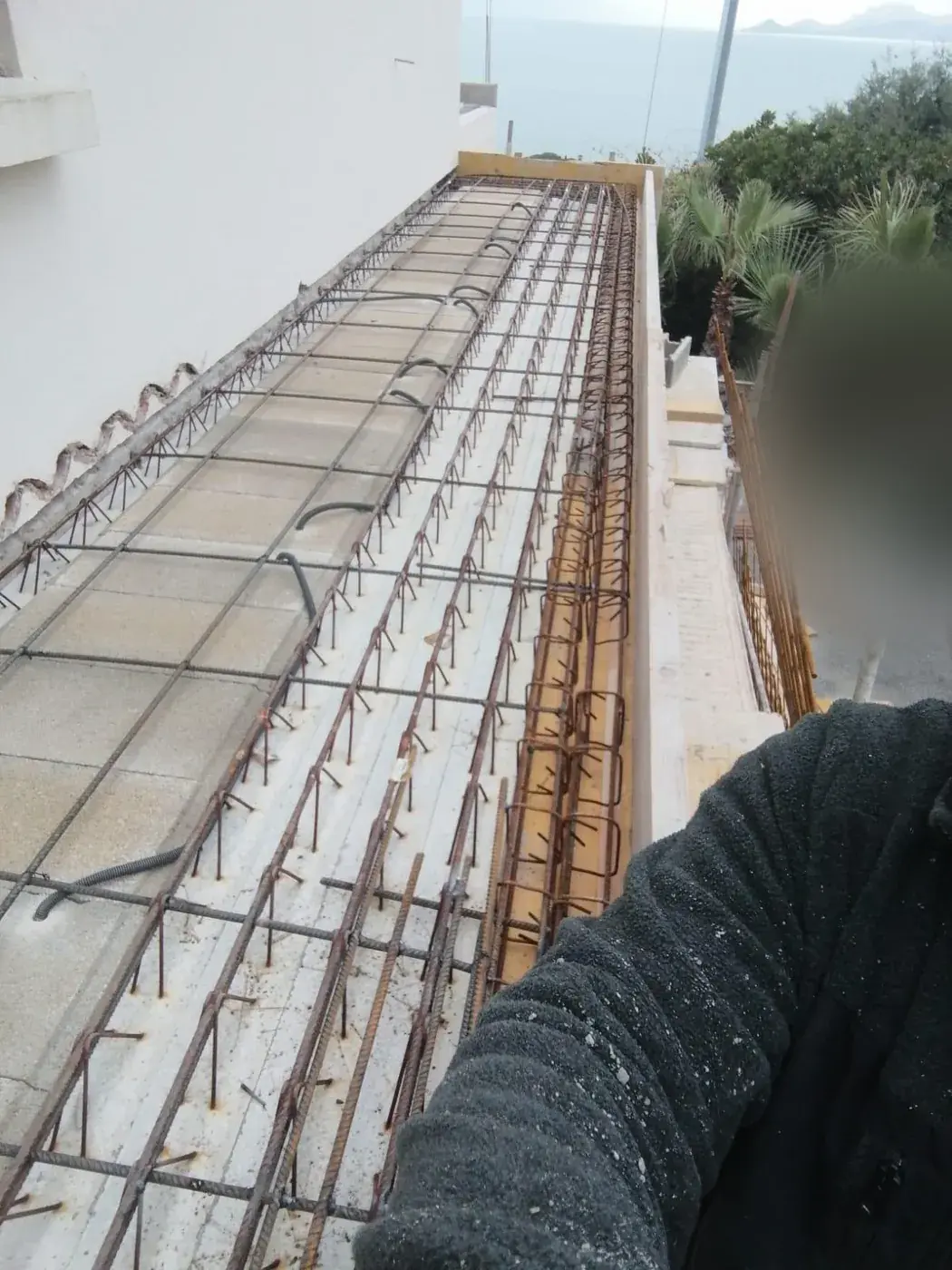 Cadres d'armature alignés dans le coffrage d'une longrine