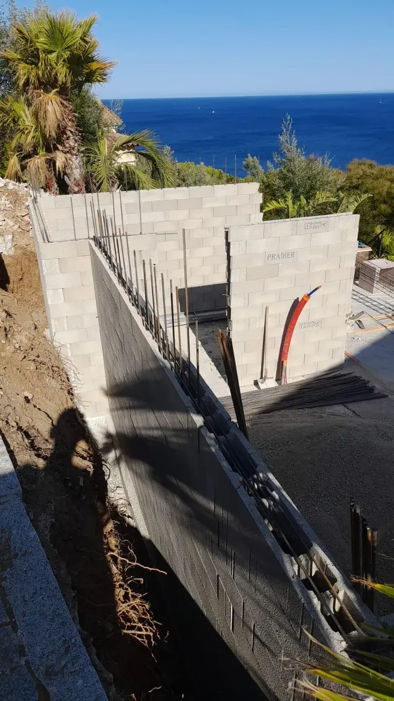 Coffrage et armatures d'un mur de soutènement en pied de talus