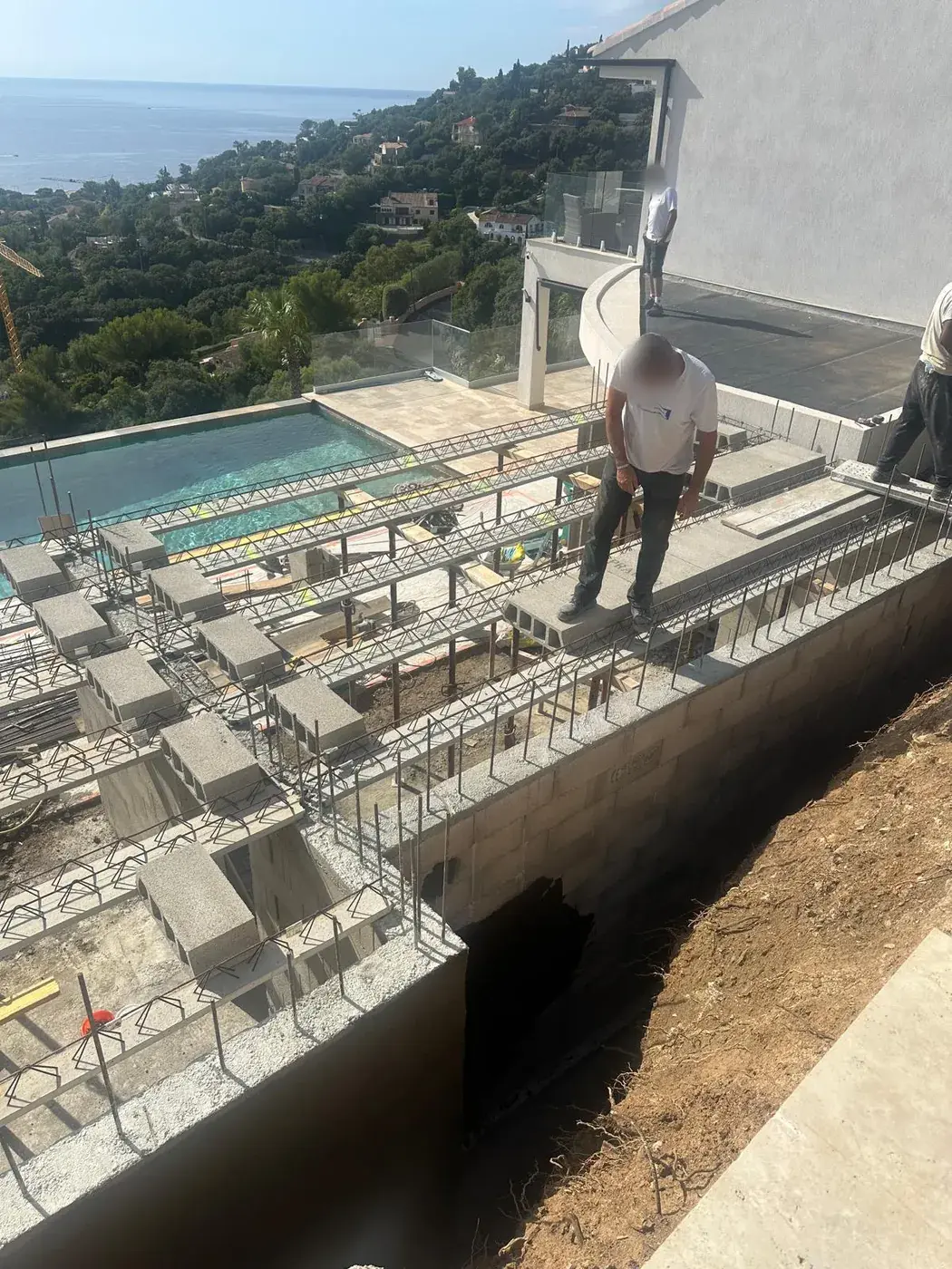 Ferraillage d'une dalle de piscine avec vue sur la mer