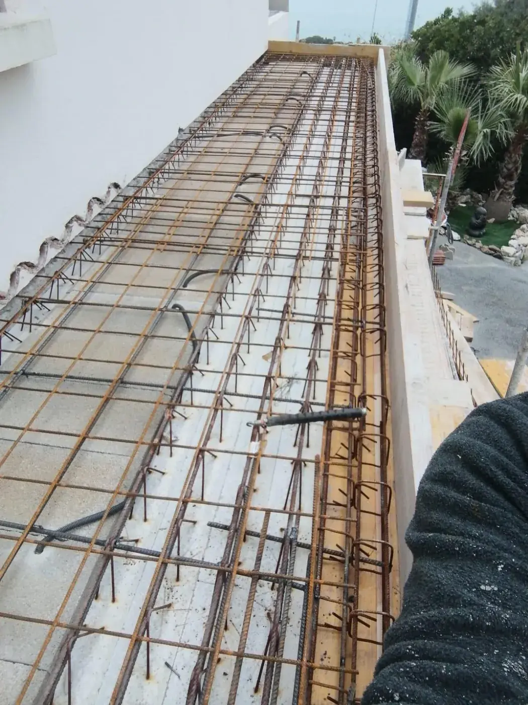 Ferraillage d'une poutre béton armé en bordure de terrasse