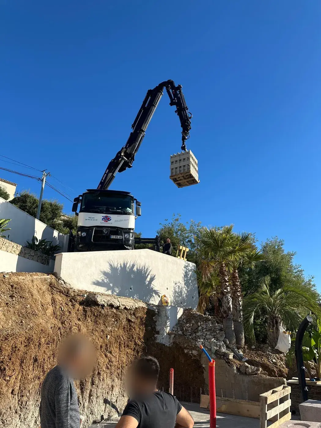 Grue mobile approvisionnant le chantier en matériaux