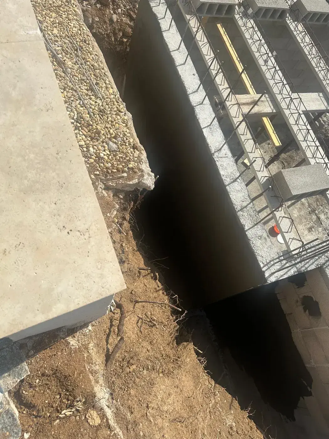 Réservation technique le long d'un mur de soutènement