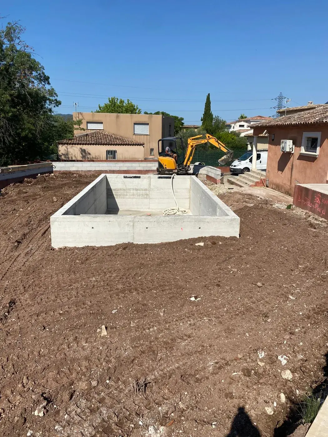 Bassin en béton banché après décoffrage