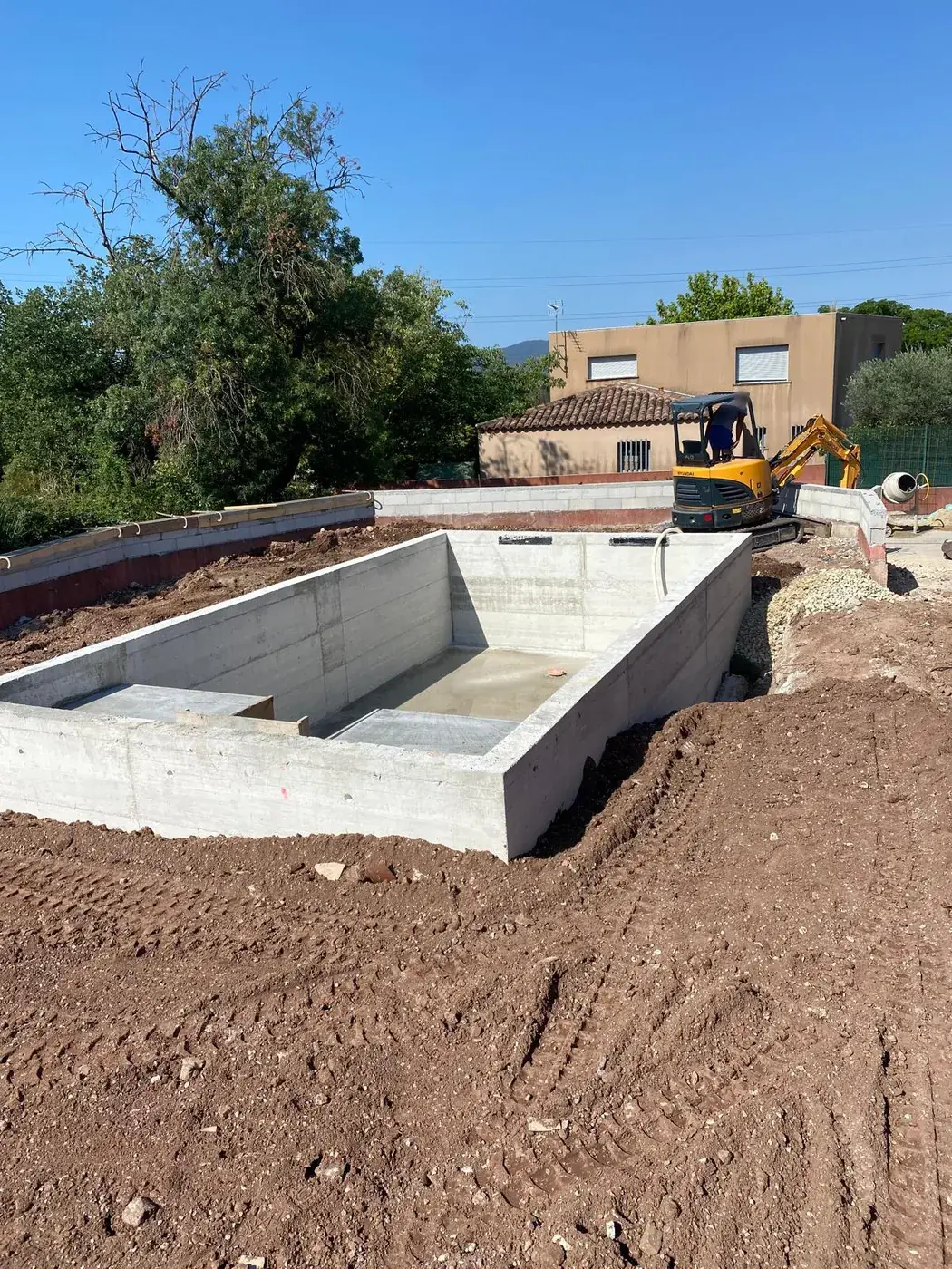 Bassin béton décoffré avec banquette intégrée