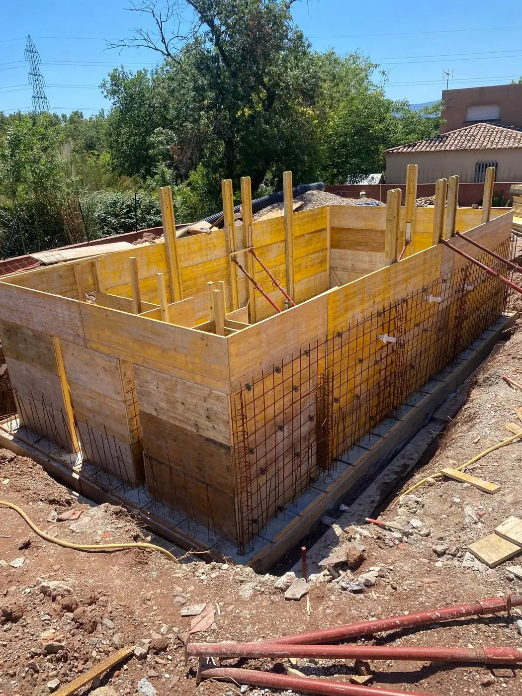Bassin ferraillé et coffré prêt au coulage du béton