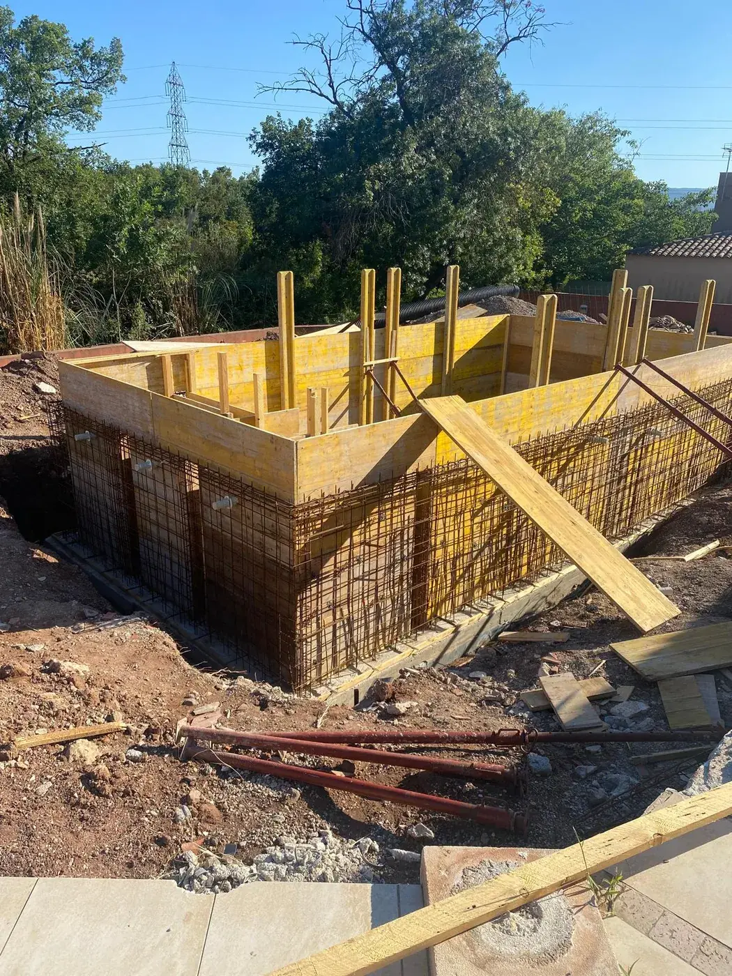Coffrage du bassin béton avec étais et armatures