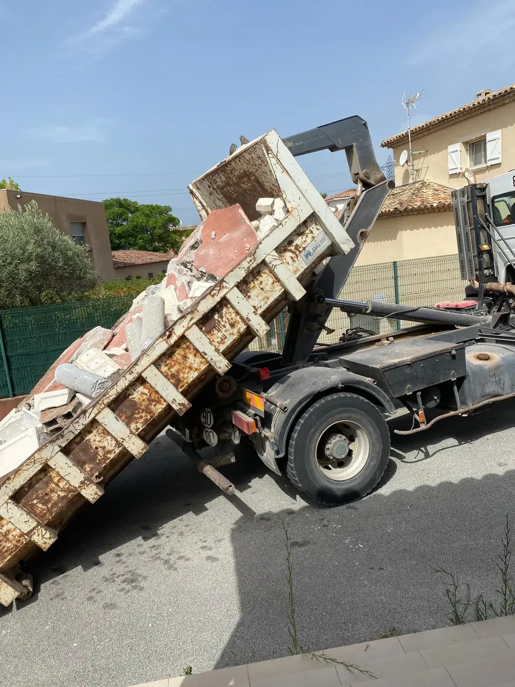 Évacuation des gravats de l'ancienne piscine par camion benne