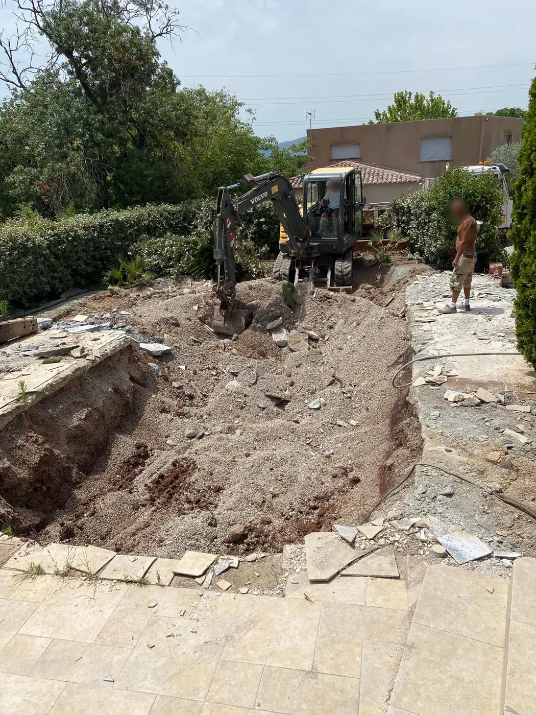 Terrassement à la mini-pelle à l'emplacement du nouveau bassin