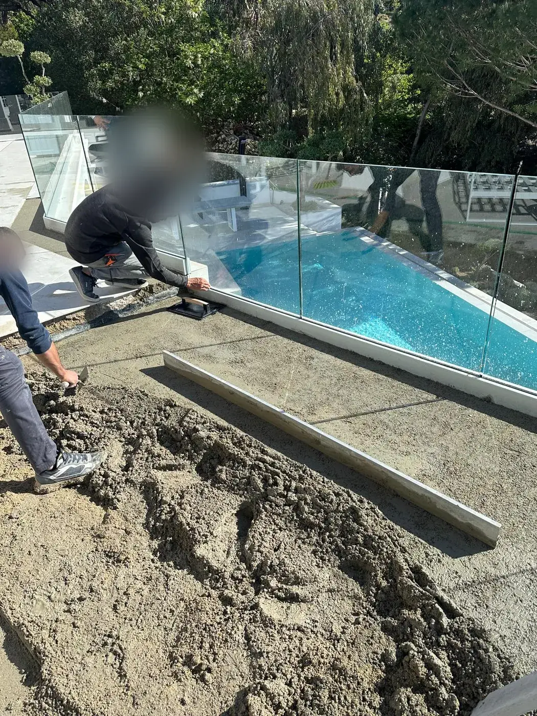 Réglage d'une margelle au niveau devant le garde-corps vitré