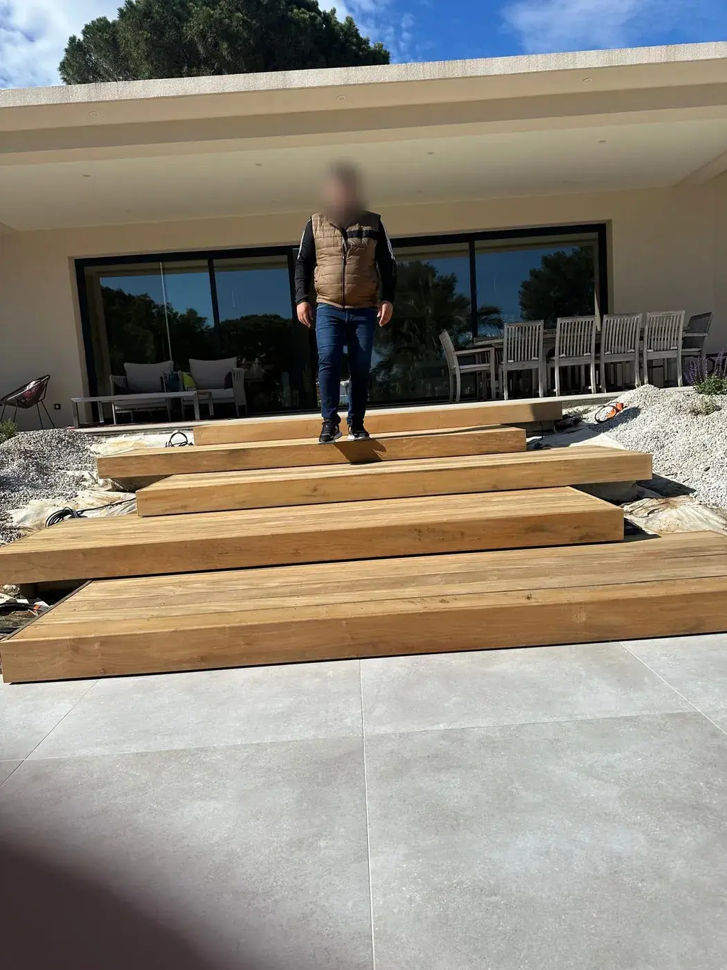 Terrasse bois et carrelage grand format en jonction