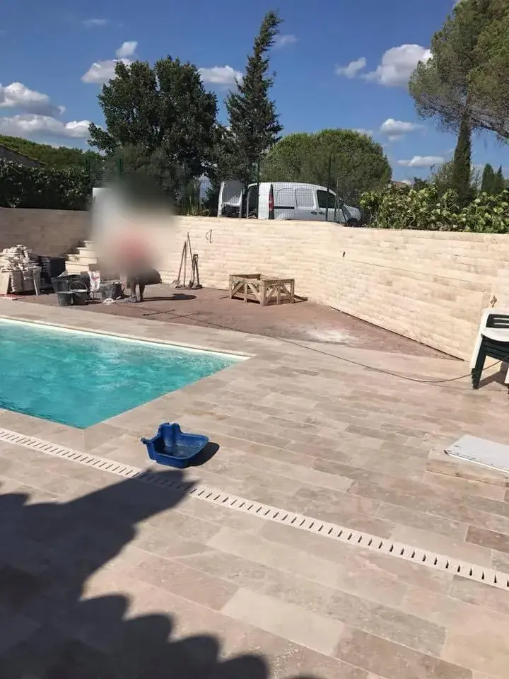 Plage de piscine en pierre reconstituée en cours d'achèvement