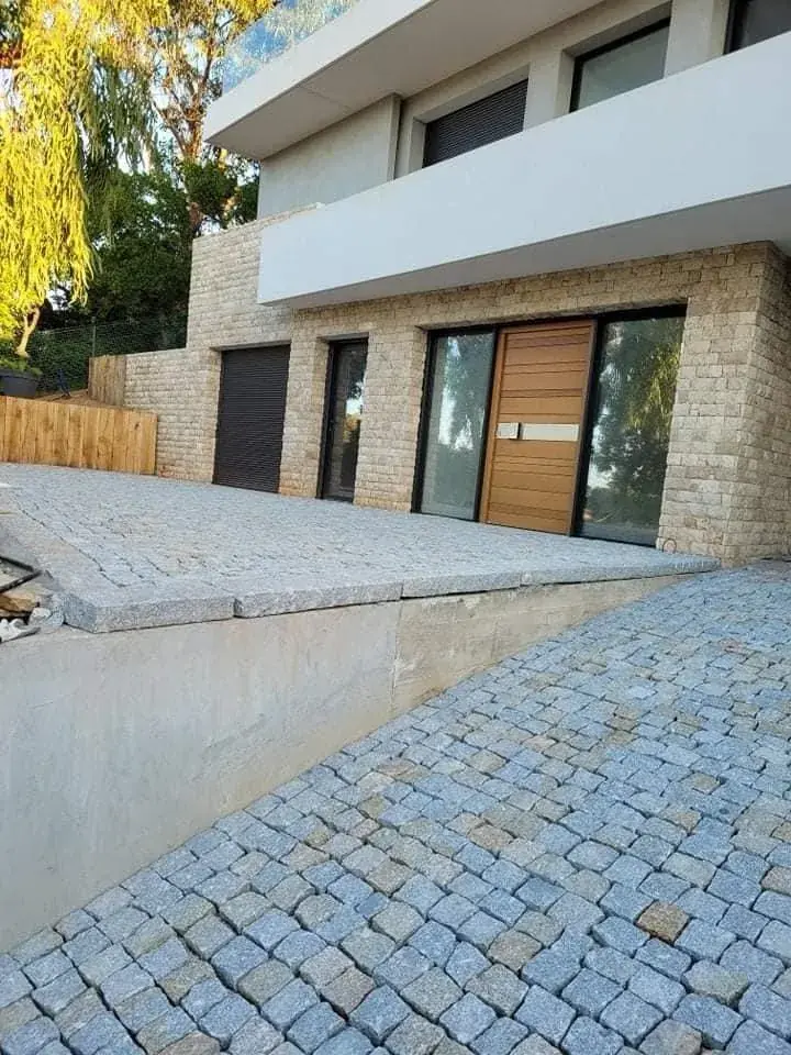 Allée en pavés de granit devant une maison contemporaine