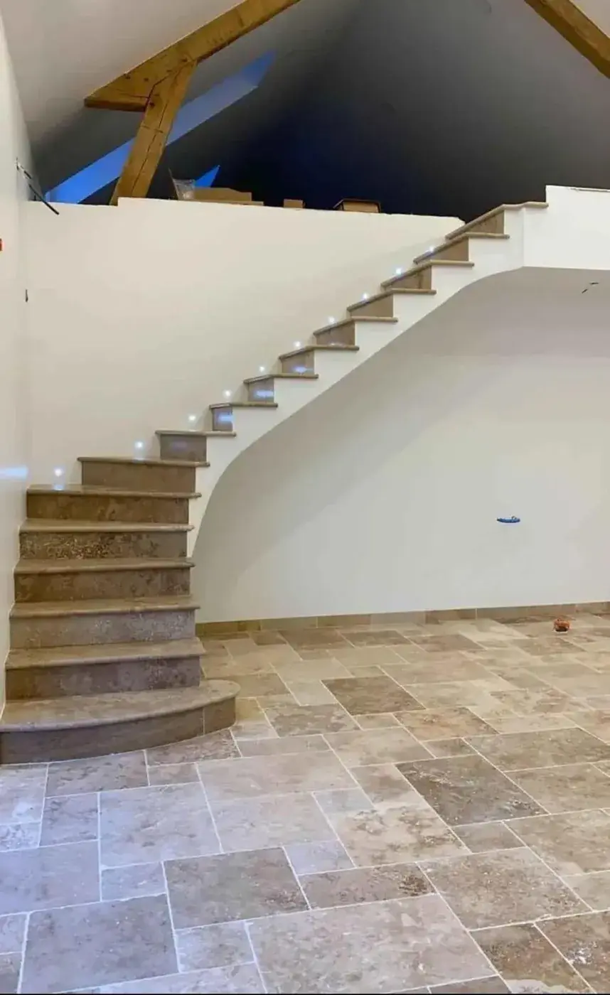 Escalier et sol en travertin dans une maison sous combles