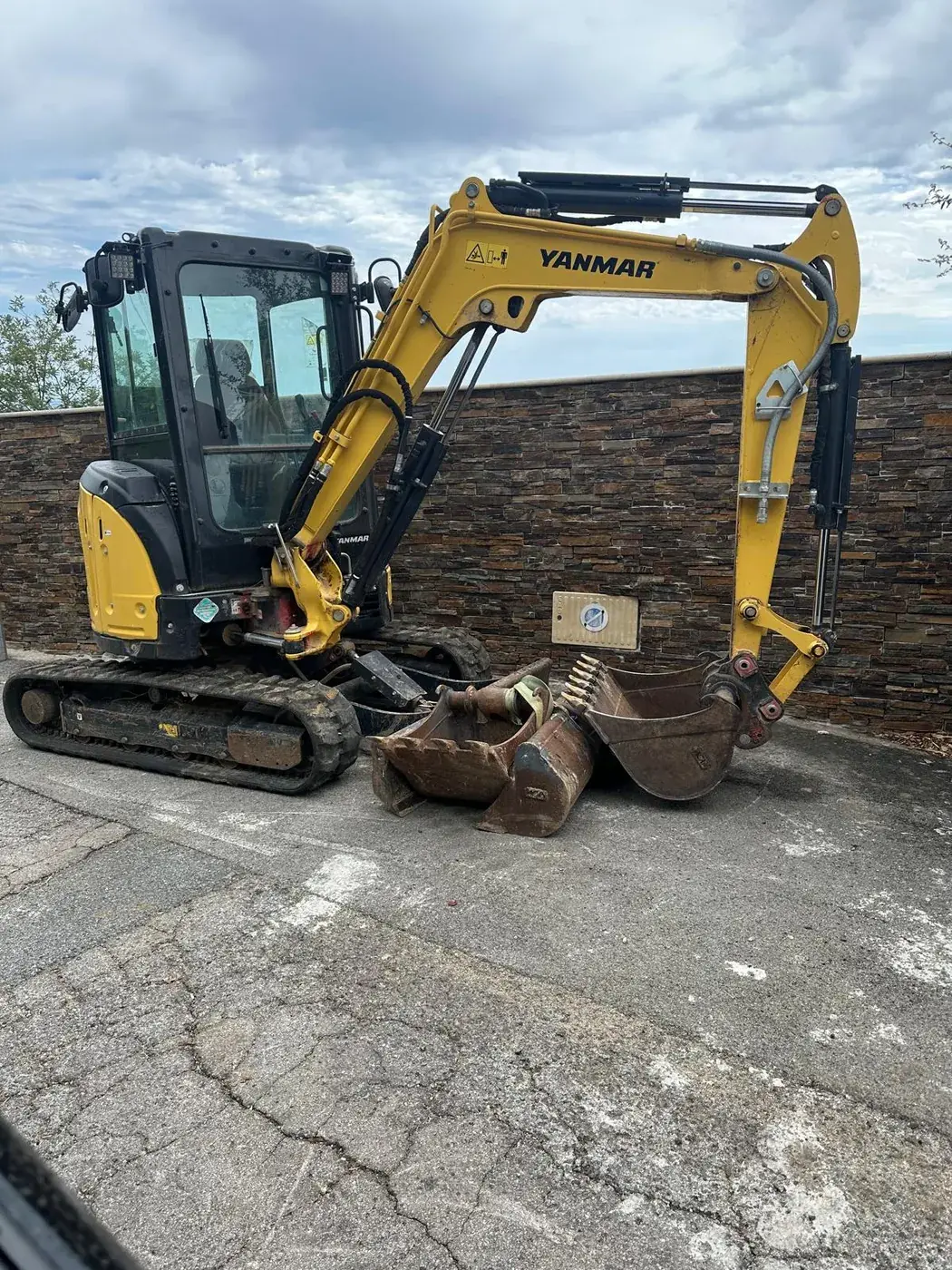Mini-pelle en attente sur une aire de chantier