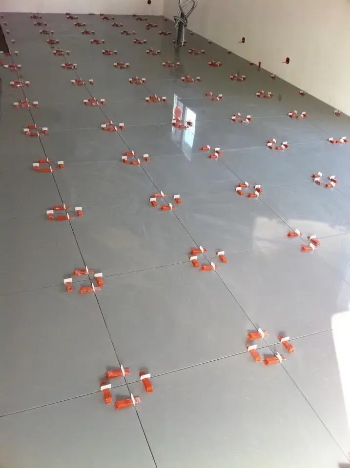 Carrelage grand format calé sur toute la surface d'un séjour