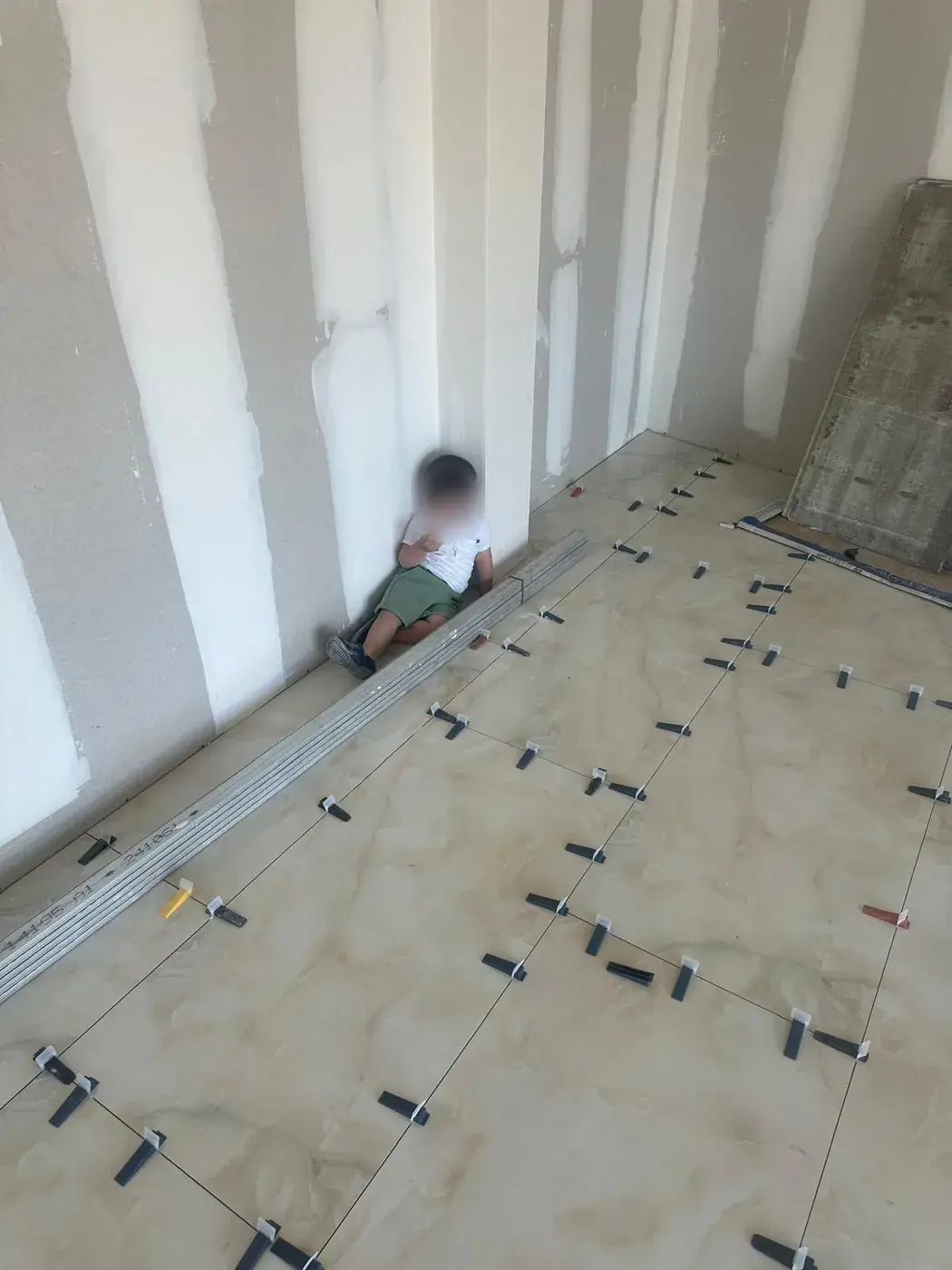 Pose de carrelage grand format avec croisillons autonivelants