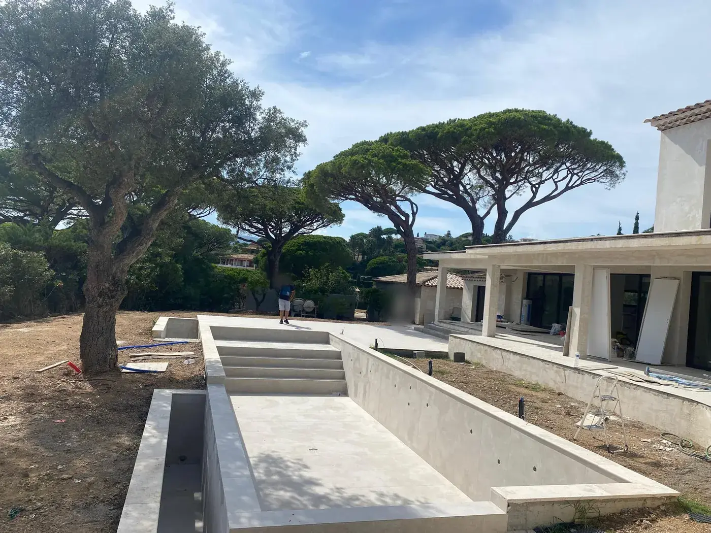 Bassin béton avec escalier, terrasse couverte de la villa