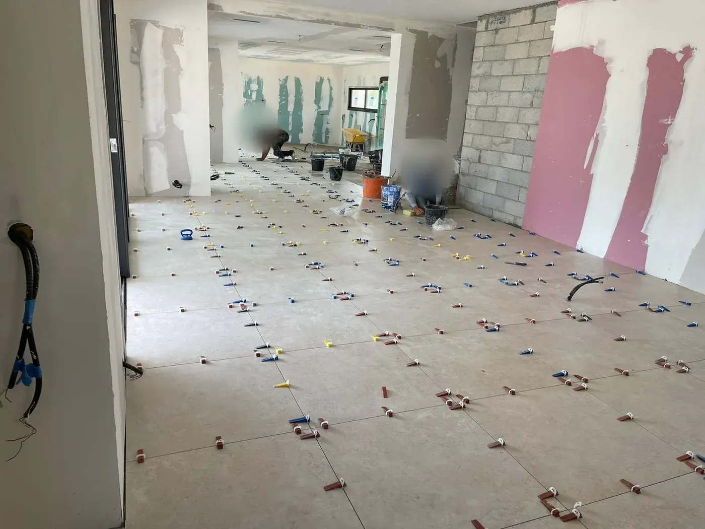 Pose du carrelage grand format dans une grande pièce de vie