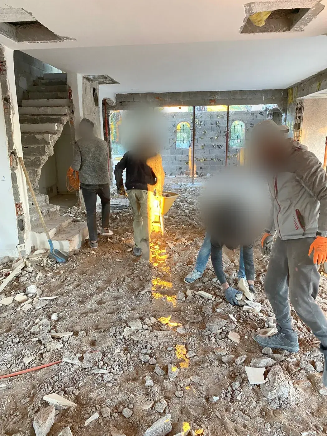 Équipe en pleine démolition intérieure d'une villa