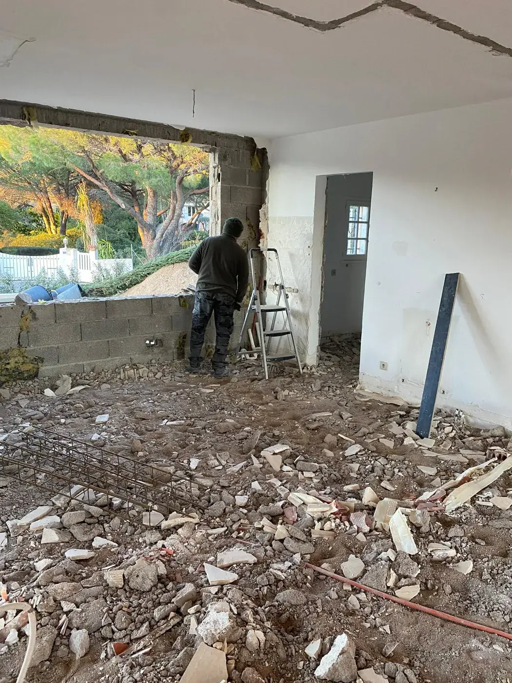 Grande ouverture créée dans un mur donnant sur le jardin
