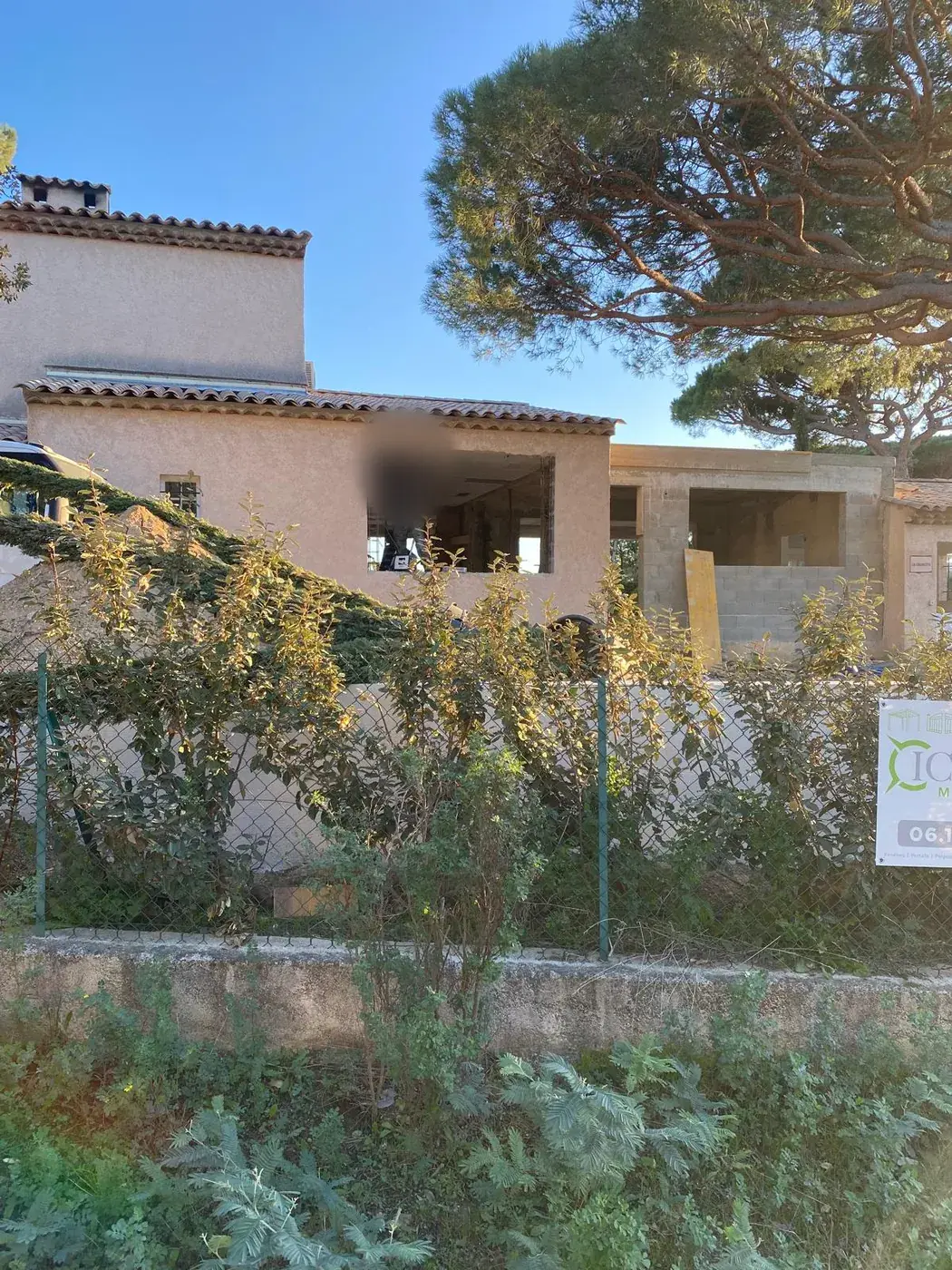 Vue depuis la rue de la villa et de son extension en cours