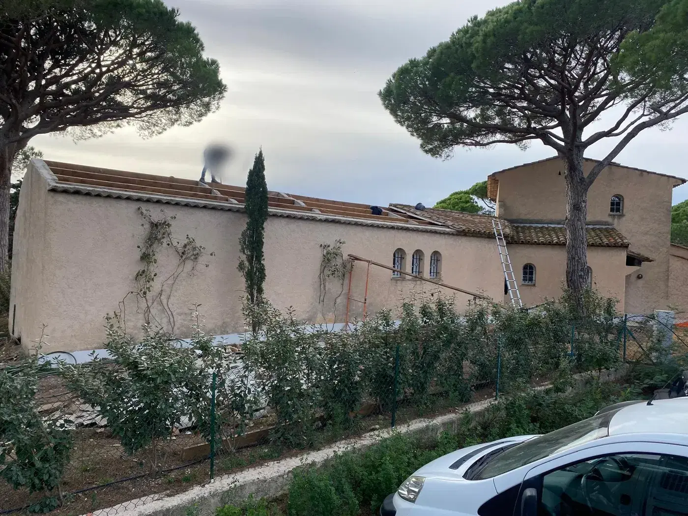 Couvreurs sur le toit de la villa