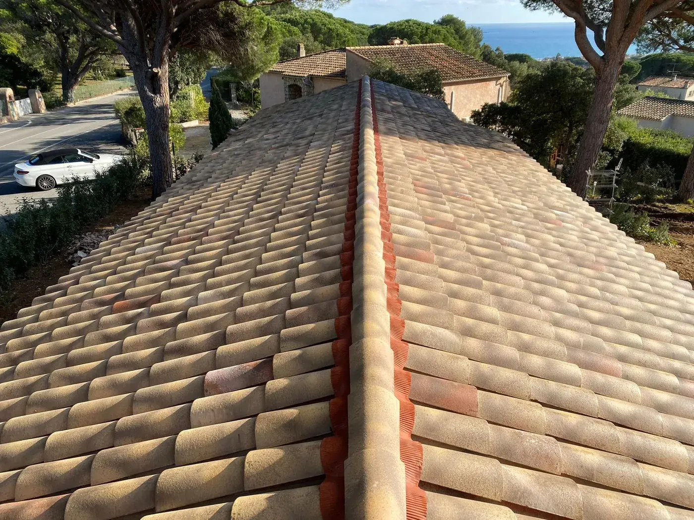 Toiture refaite, faîtage scellé