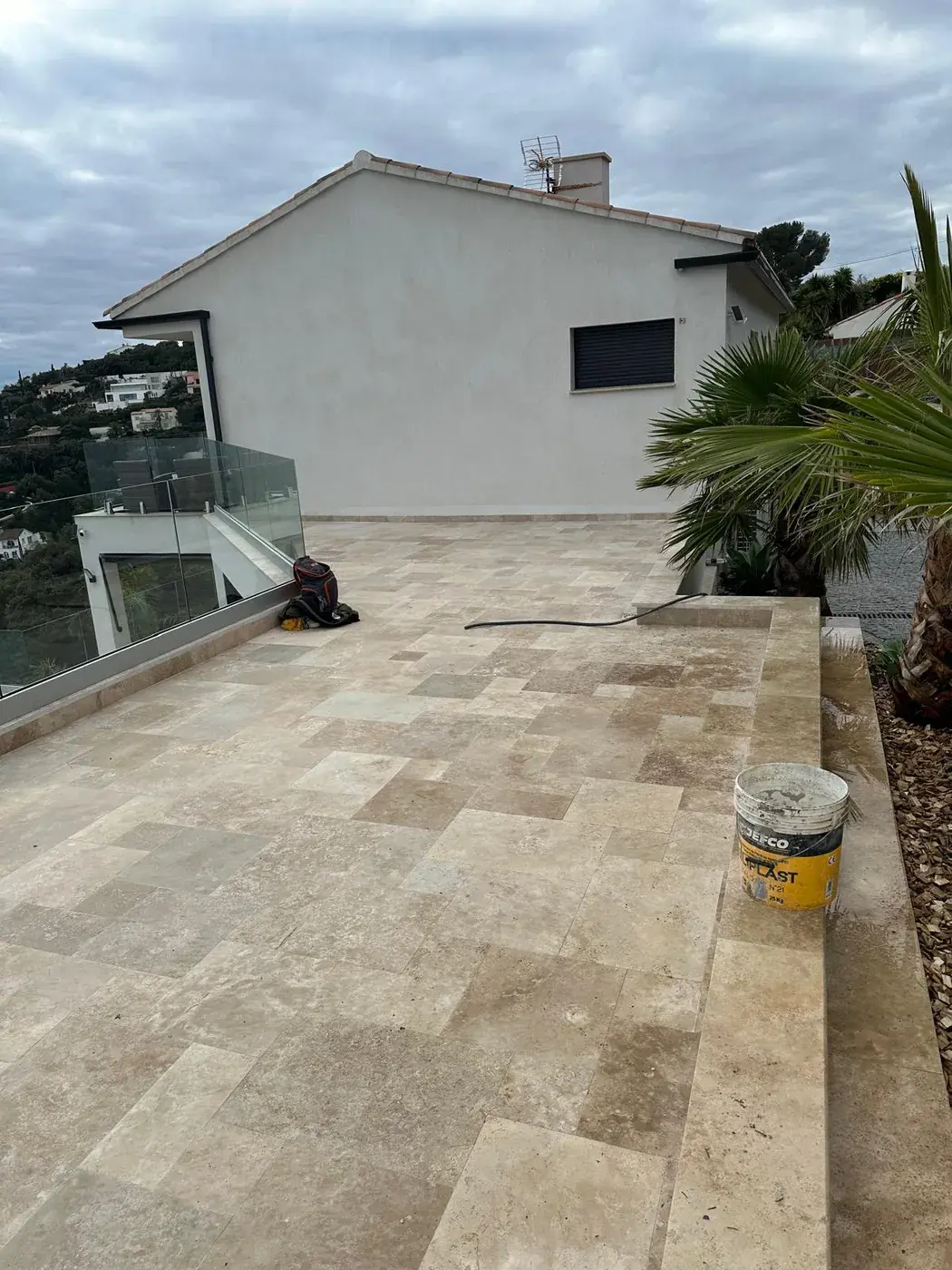 Allée en travertin desservant l'entrée de la villa