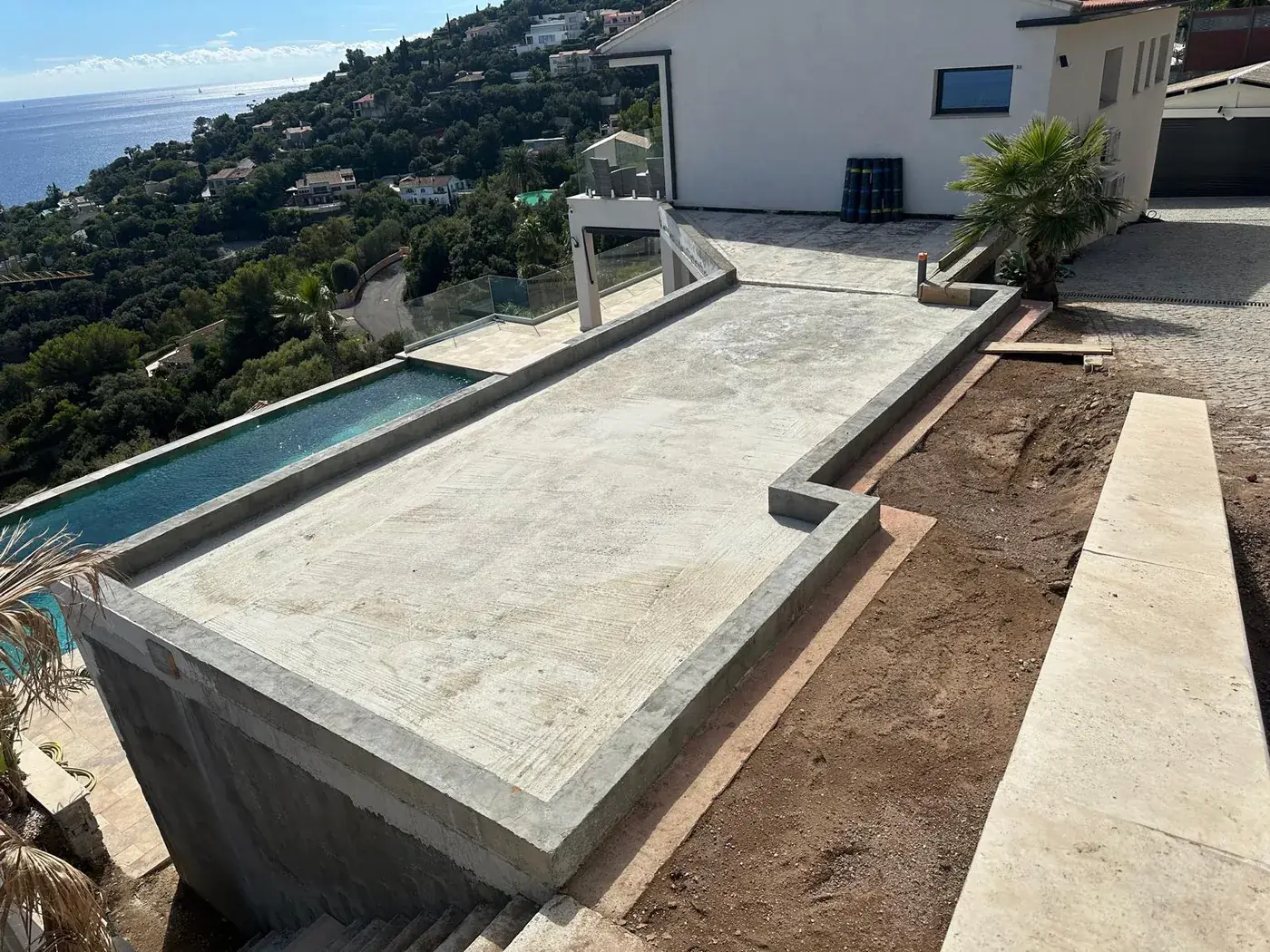 Dalle béton de la terrasse avant la pose du travertin, vue sur la mer