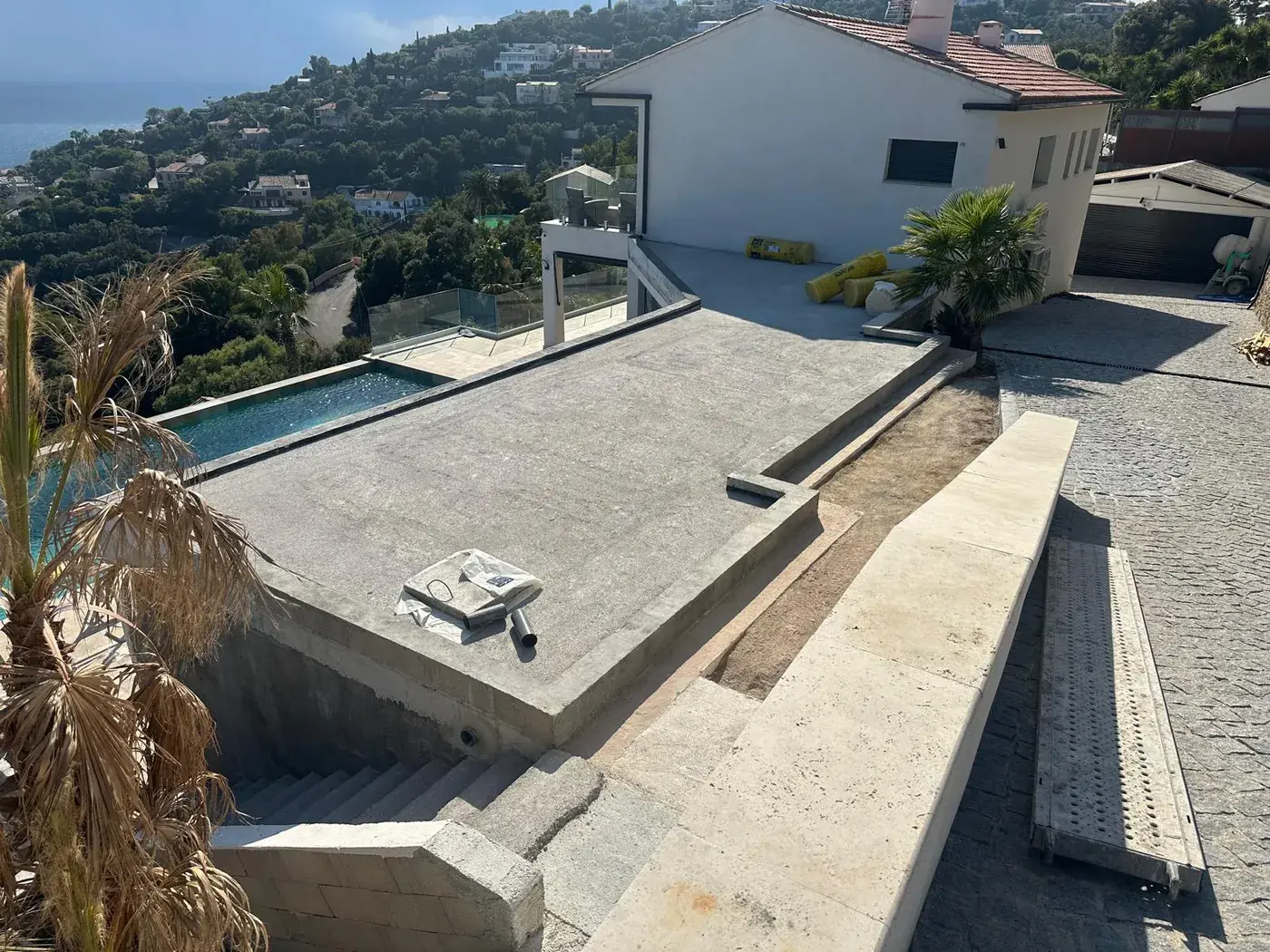 Terrasse béton en restanque au-dessus de la piscine, avant revêtement