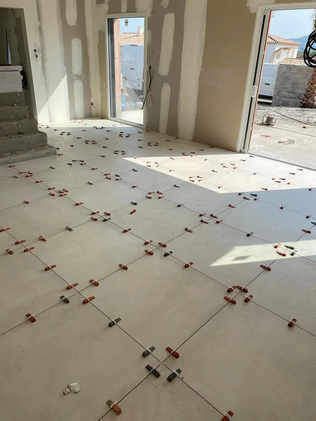 Carrelage grand format calé dans une pièce de vie lumineuse