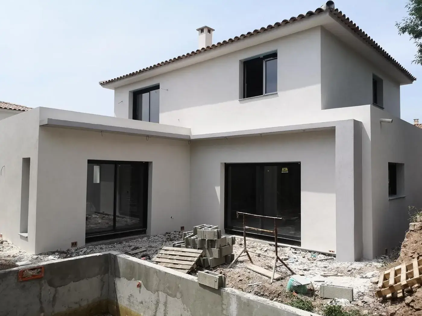 Maison neuve à étage une fois l'enduit de façade terminé