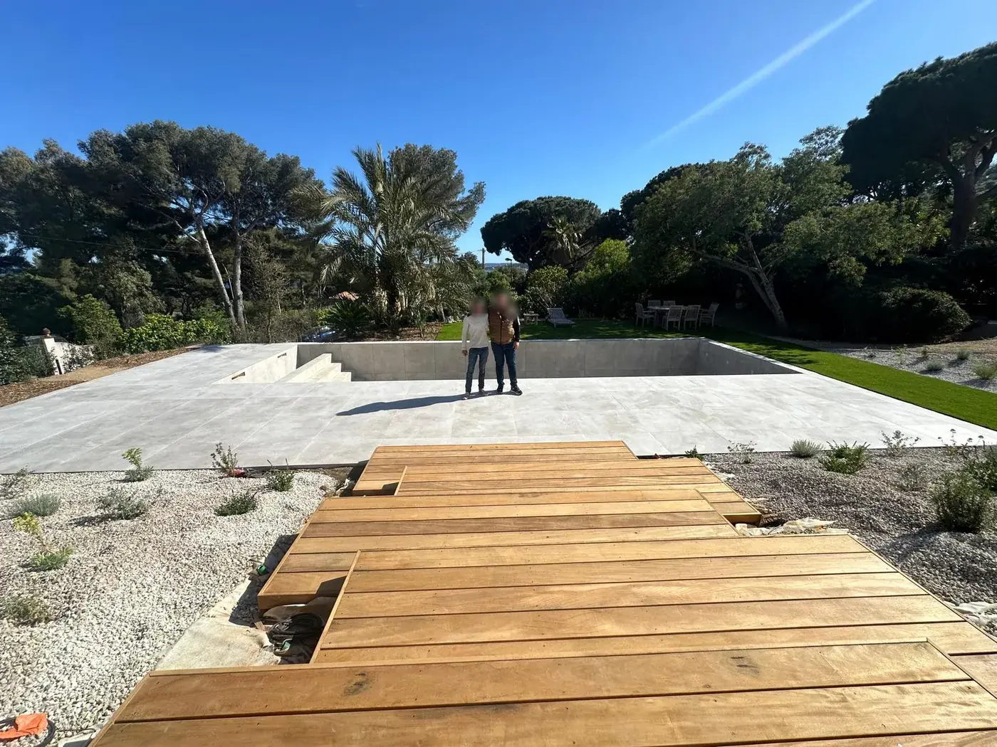 Terrasse bois en cours de pose devant une villa contemporaine