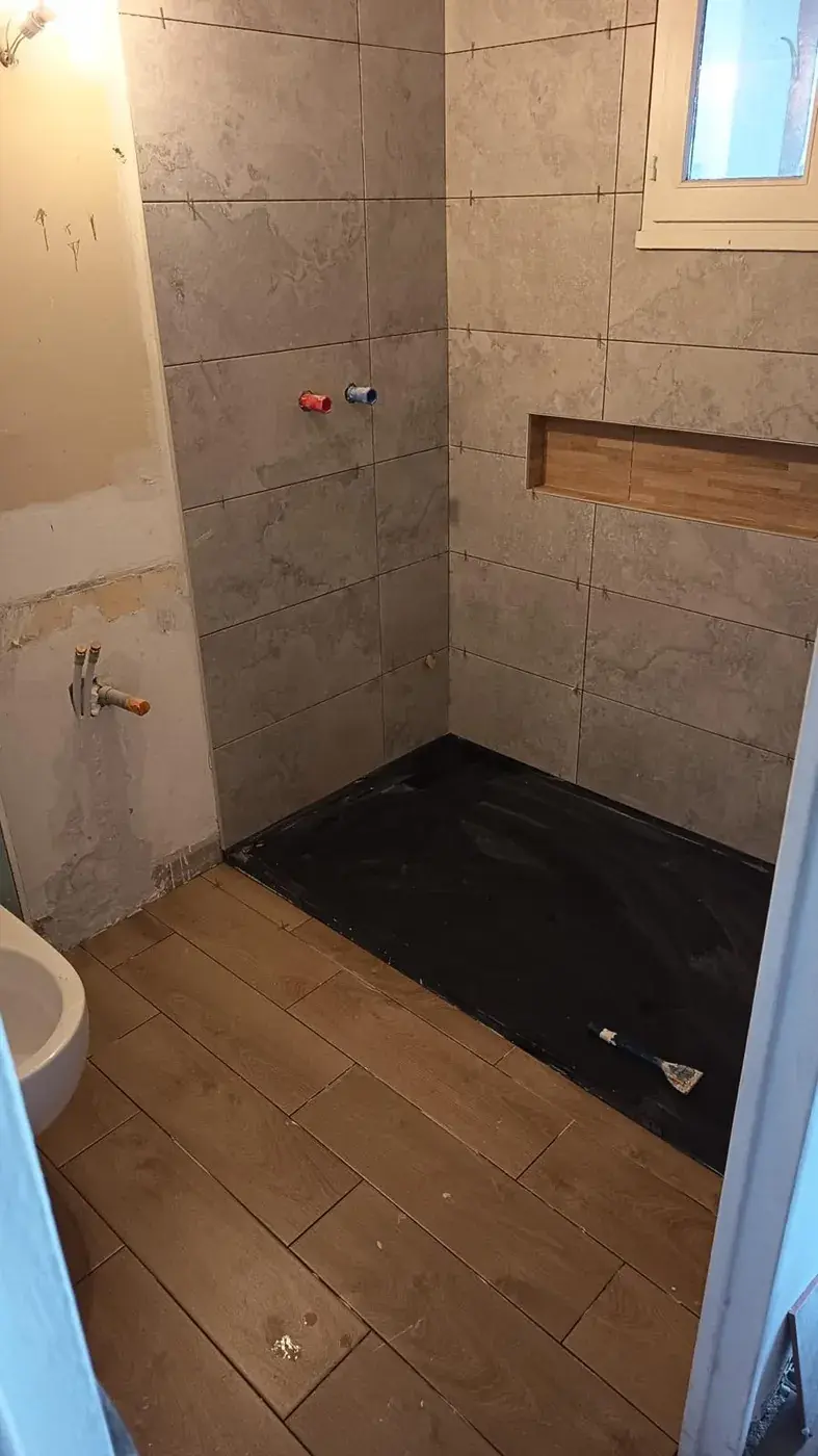 Douche en travertin avec niche et banc bois