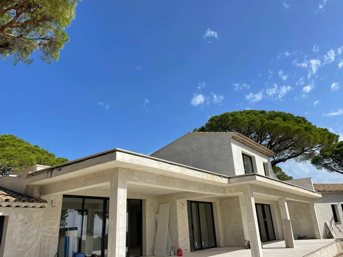Villa contemporaine à colonnes sous les pins parasols