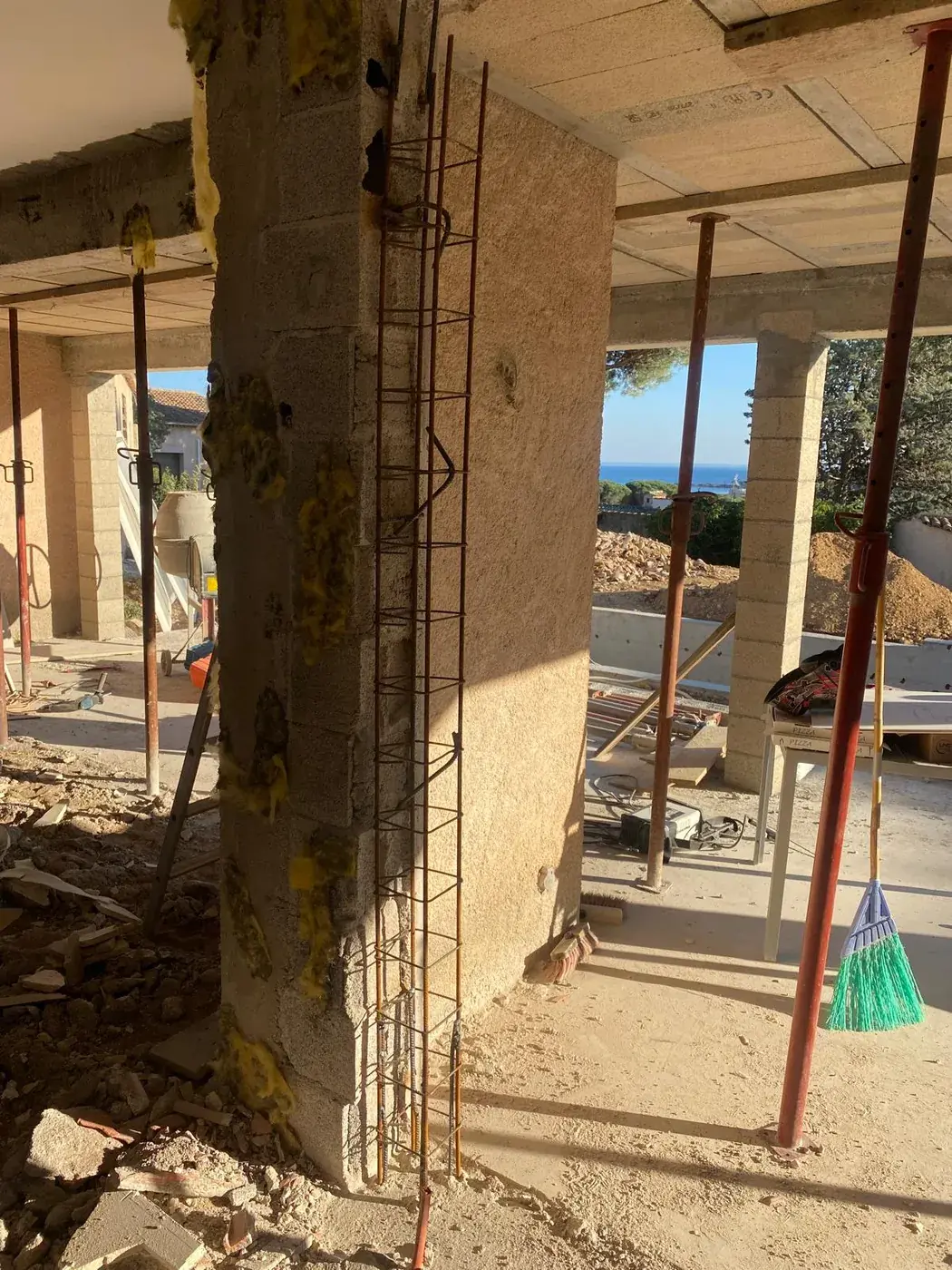 Poteau béton armé en cours de création, étais en place, vue sur la mer